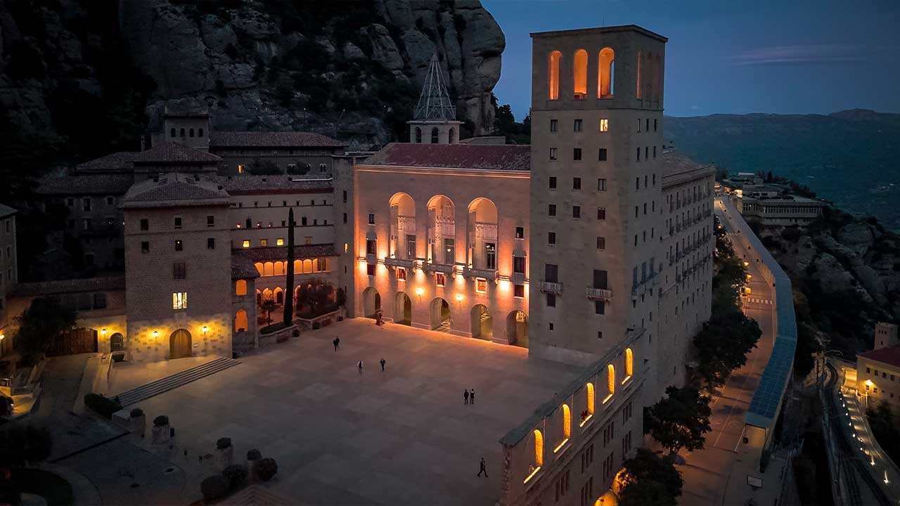 Il·luminació arquitectònica RGBW al Monestir de Montserrat (Barcelona)